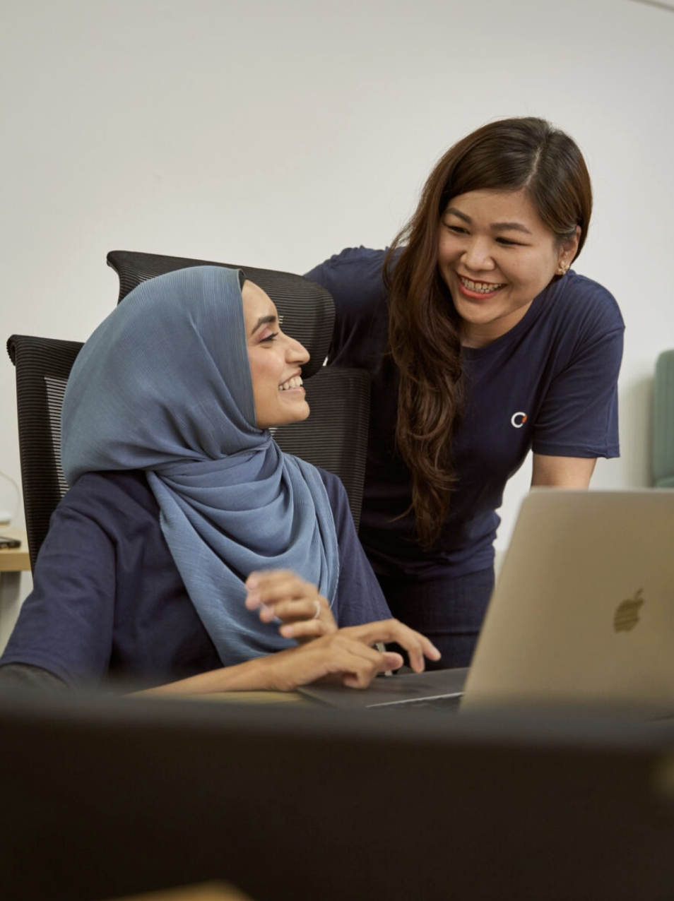 Eeza collaborating with team